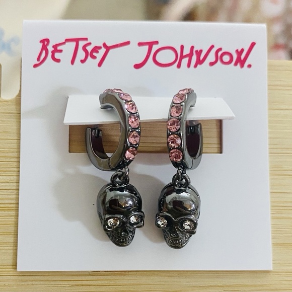 NEW Betsey Johnson Skull Huggie Earrings Gunmetal - Picture 1 of 1